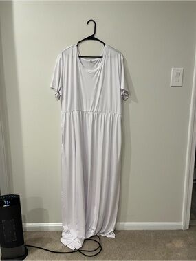 Classic Long White Short-Sleeve Maxi Dress with Cinch Waist 20W